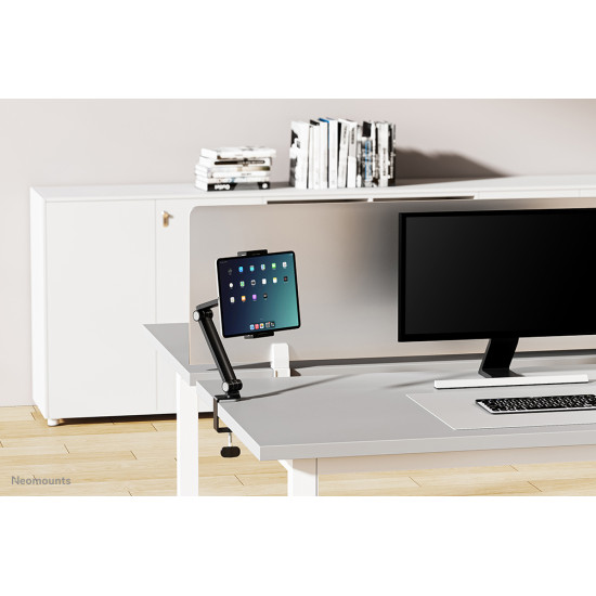 Neomounts DS15-545BL1 Tablet holder desk clamp 4.7-12.9" - universal - full motion Neomounts DS15-545BL1 Tablet holder desk clamp 4.7-12.9" - universal - full motion